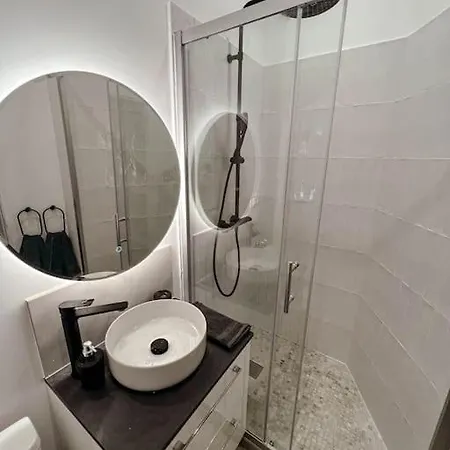 Le Spacieux Et Confortable A 15min De La Gare Appartement